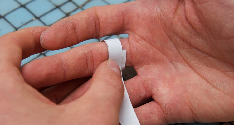 Envuelve la cuerda alrededor de la base del dedo que estás midiendo.