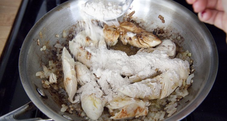 Mezcla la harina con el pollo y los demás ingredientes.