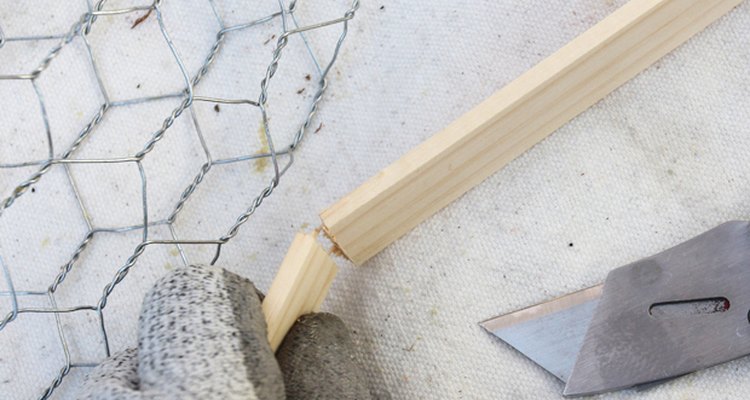 Usa un cúter para marca ambos lados del palo de madera.