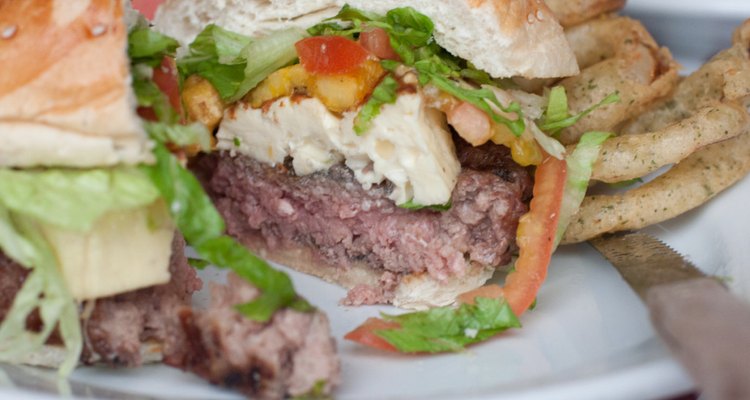 La Banquito Burger es una hamburguesa que trae una rodaja de queso gigante.