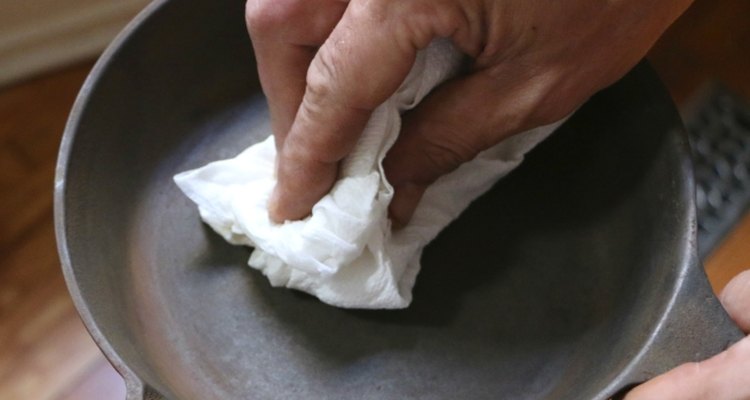 Se ainda houver ferrugem ou crosta, continue a esfregar a panela com uma esponja ou lã de aço fina até que ela fique macia