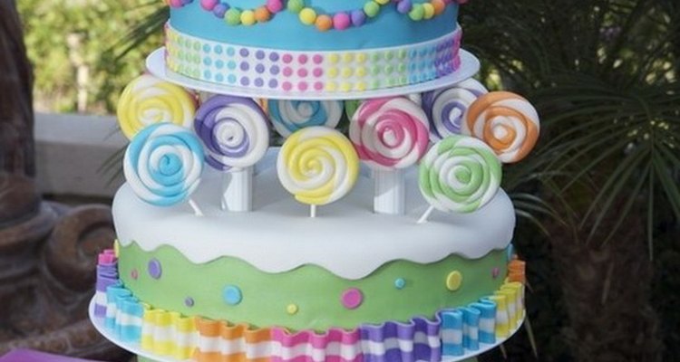 Esta torta de dulces puede ser el centro de atracción en un cumpleaños infantil.