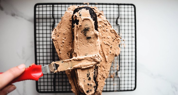 Attach the mummy and generously frost it with the chocolate buttercream.