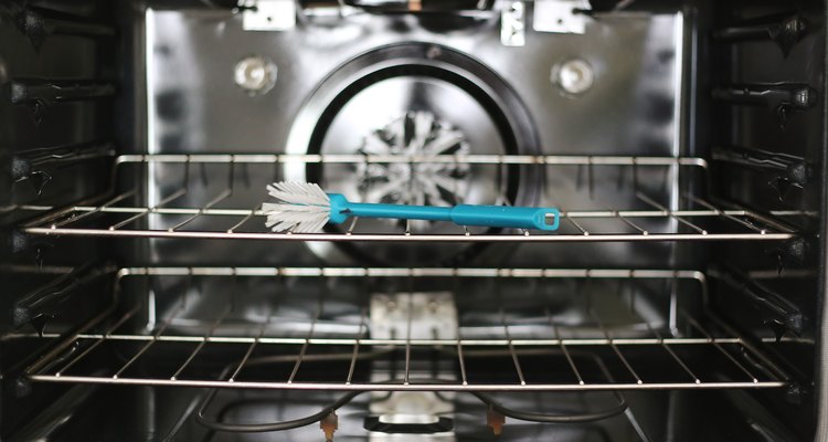 Limpia un horno con amoníaco.