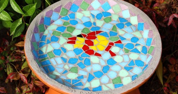 Cómo hacer un bebedero para pájaros de mosaico.