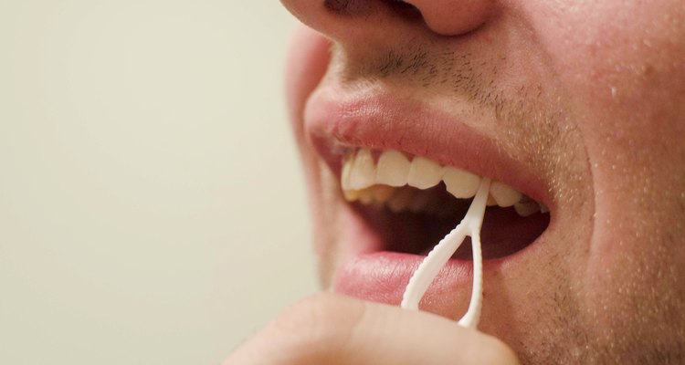 Toque a área muito suavemente com o palito dental de plástico
