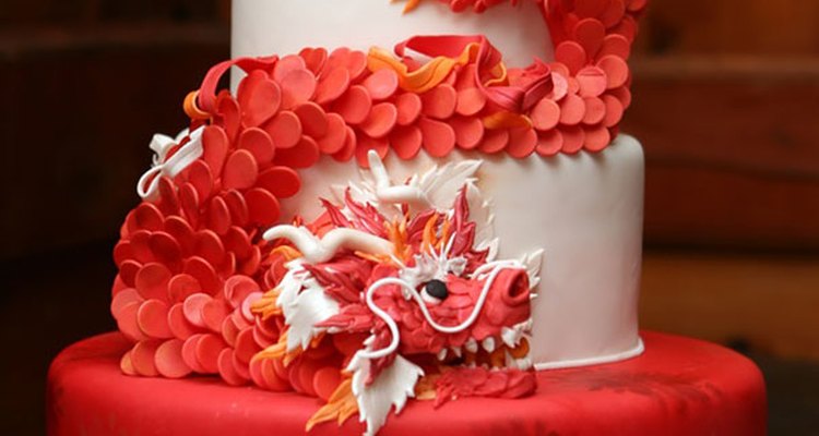 Este pastel de bodas es el complemento ideal para una recepción decorada en blanco y rojo.