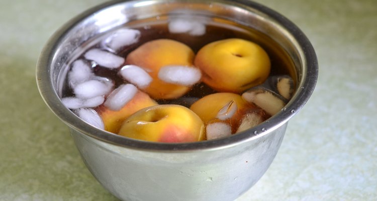 Esfrie os pêssegos com auxílio de gelo