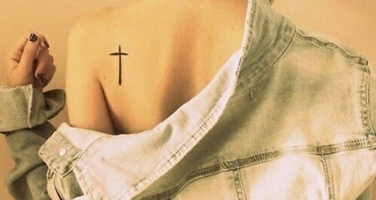 Este tatuaje sencillo de una cruz puede tener varios significados.