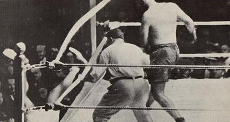 Imagen de Dempsey cayendo afuera del cuadrilátero tras un certero golpe de Firpo