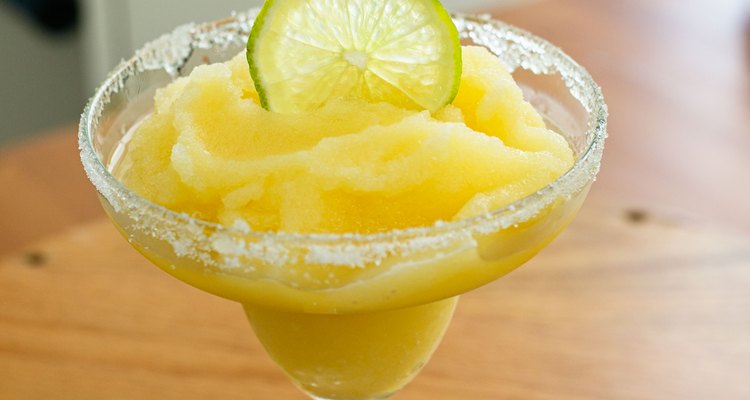 Use limonada e suco de laranja para uma bela margarita sem álcool