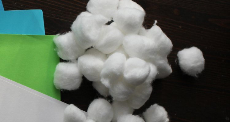 Coloque bolas de algodão para fazer um animal felpudo