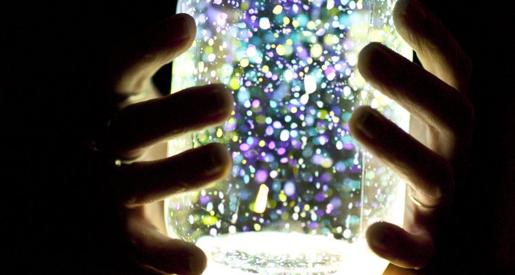 Jarras fluorescentes são uma forma interessante de iluminar a noite