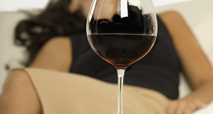 Bedidas isotônicas? Mais uma dose? Vitamina C? Qual é a melhor maneira de tratar a ressaca?