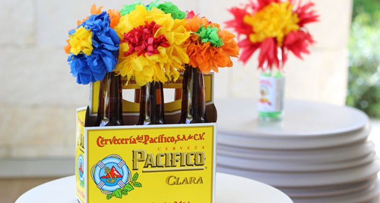 Arregla las flores en botellas de cerveza.