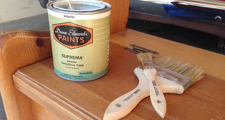 Reúne la pintura y los pinceles.