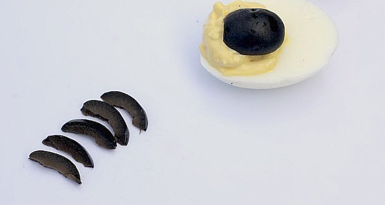 Las aceitunas negras serán el cuerpo y las patas de la araña.