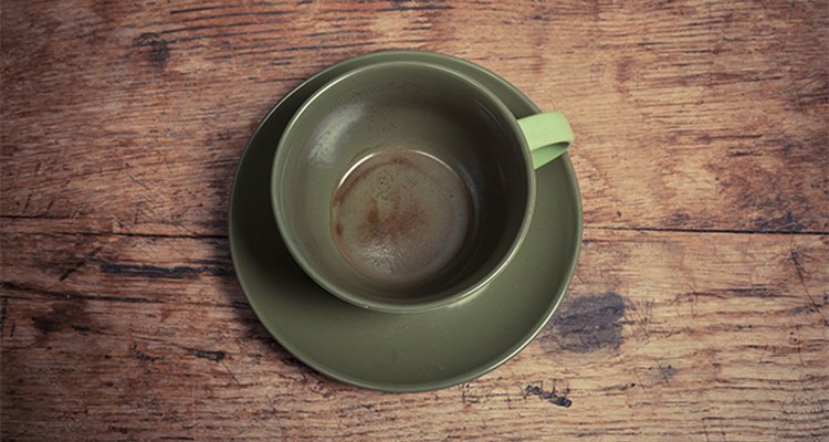 Quita las molestas manchas de té y de café de las tazas con bicarbonato de sodio.