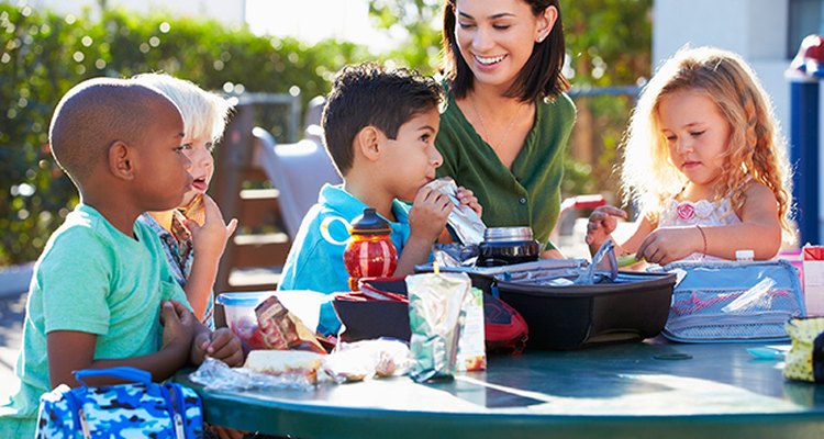 Enseña a los niños la diferencia entre un refrigerio y una comida.