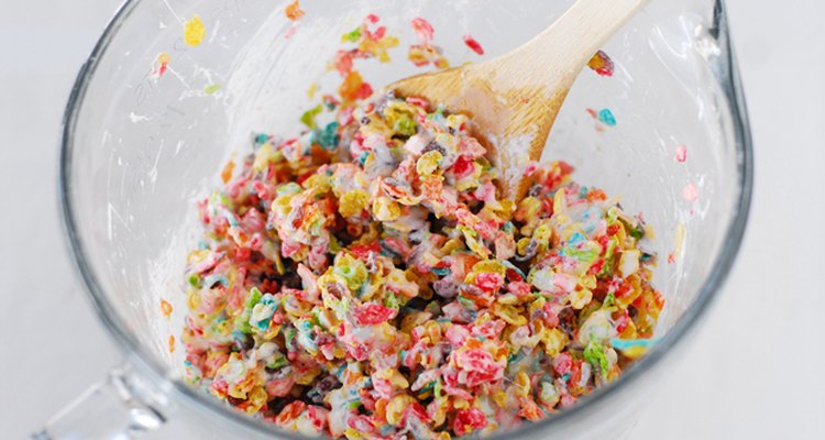 Añade el cereal de arroz con sabor a frutas.