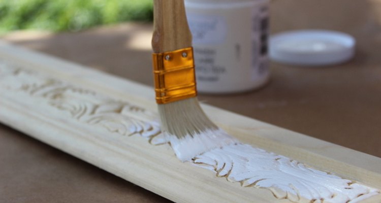 Para aplicar una pintura a la tiza, usa un pincel de fibras naturales.