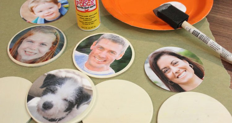 Las fotos adheridas con pegamento con decoupage sobre los discos de madera.