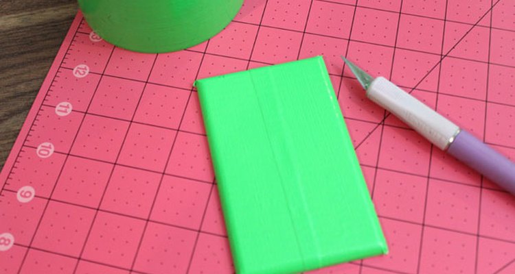 Cubre la placa con cinta adhesiva verde.