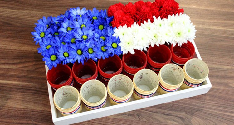 Llena los frascos de conservas con flores.