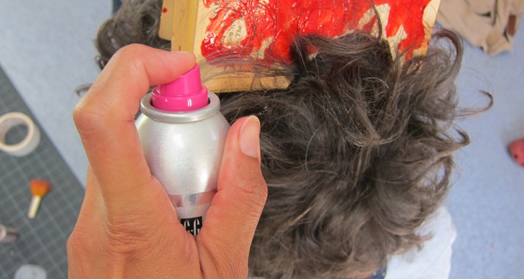 Peina tu cabello hacia arriba con laca.