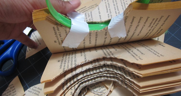 Adhiere el libro a la cinta para la cabeza.
