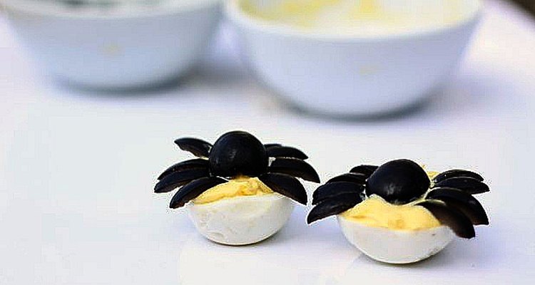 Para transportar los huevos usa un recipiente para transportar los huevos rellenos o una bandeja con toallas de papel arrolladas en medio de las filas de huevos.
