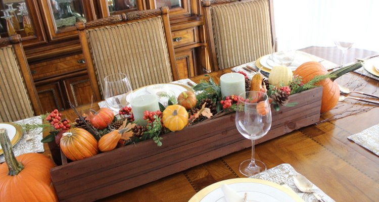 Crea un centro de mesa de otoño con una jardinera.