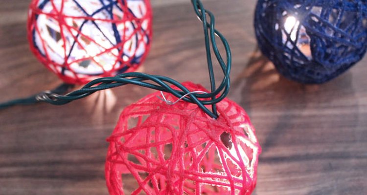 Inserta las guías de luces en los globos.
