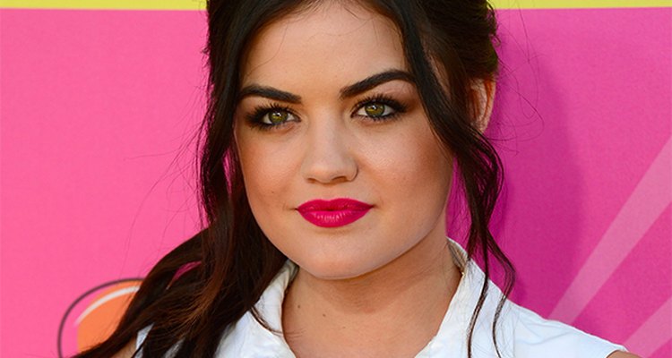 Fique na moda com tudo durante a primavera, de lábios rosa como Lucy Hale a olhos brilhantes em rosas, azuis e verdes