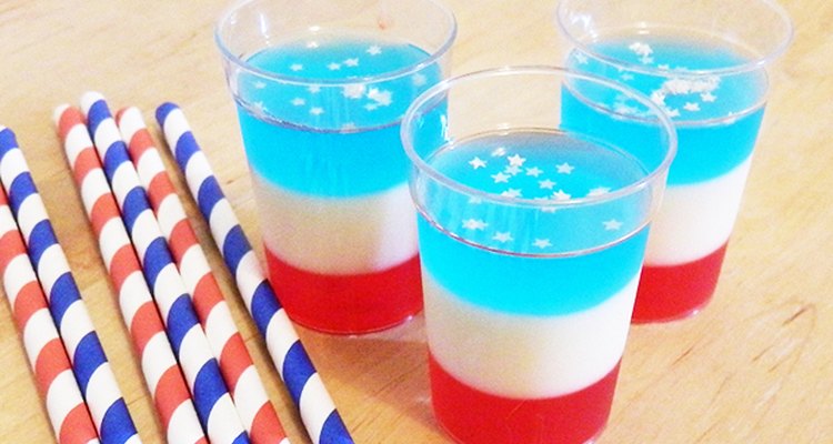 Disfruta los tragos de gelatina rojos, blancos y azules en una festividad patriótica.