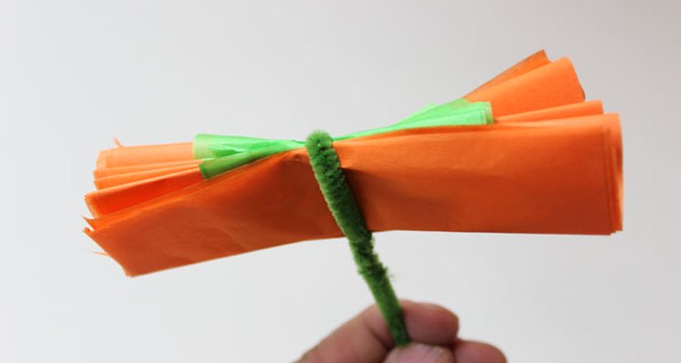 Ata un limpiador de cañerías alrededor del centro del papel doblado.
