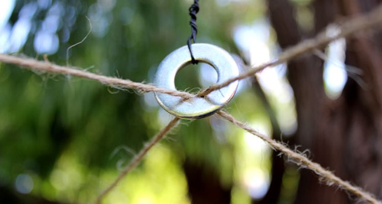 Pendure com um anel de metal
