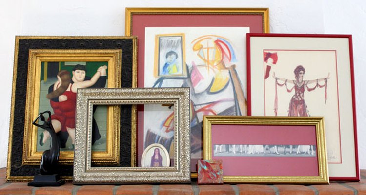 Usa marcos y pinturas para crear tu propia galería de arte en miniatura.