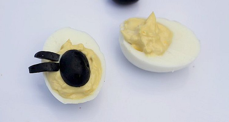 ¿Tienes que preparar alimentos para muchas personas? Deja algunos huevos solos para aquellos a los que no les gustan las aceitunas.
