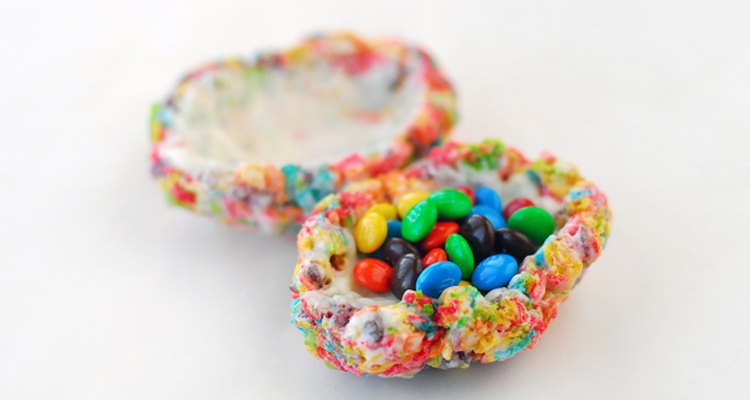 Llena las mitades con dulces de chocolate.