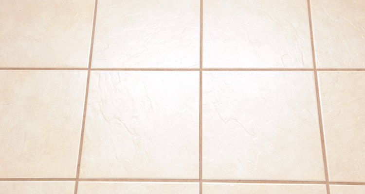 A nadie le agradan las huellas de las patas sucias del perro, pero podrás limpiarlas fácilmente en los pisos resistentes.