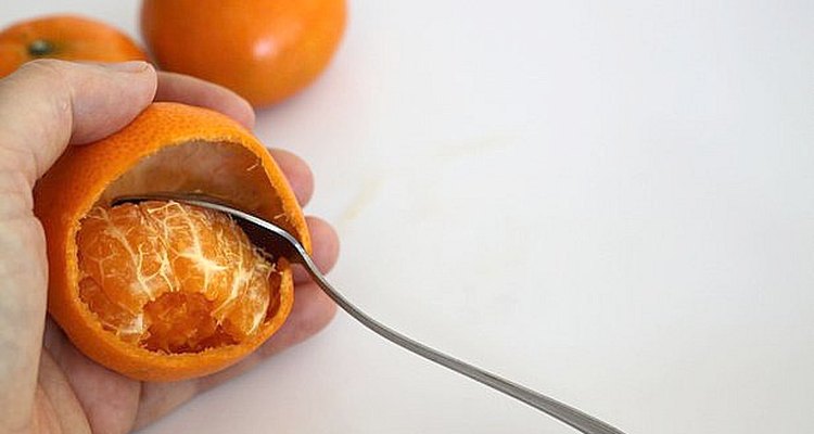 ¡En este paso se derramará mucho jugo! Hazlo sobre un fregadero.