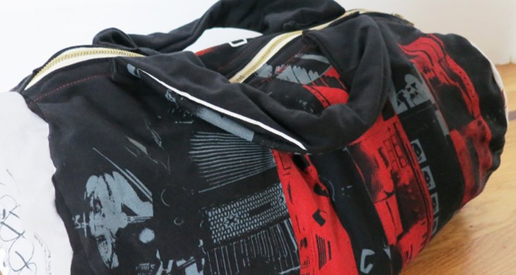 Use camisetas velhas para fazer esta mochila
