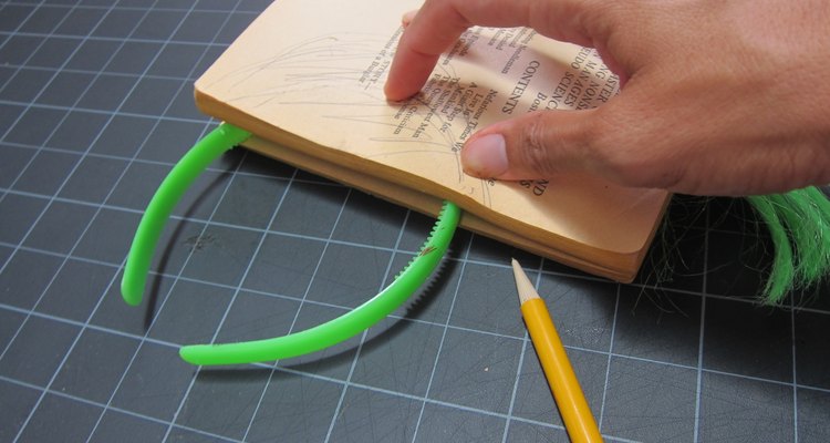 Ajusta el libro a la cinta para la cabeza.