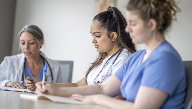 Mujeres estudiando en la facultad de medicina.