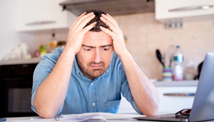 Joven descubre que su cuenta bancaria está congelada y no puede retirar sus fondos.