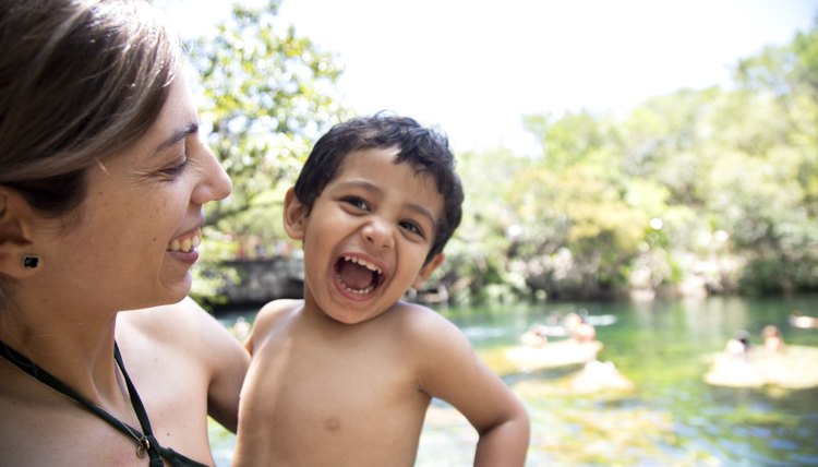 Mamá feliz porque logra buen tipo de cambio para comprar divisas para su viaje fuera de Estados Unidos