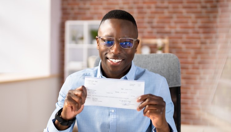 Profesionista observa formato de cheque.
