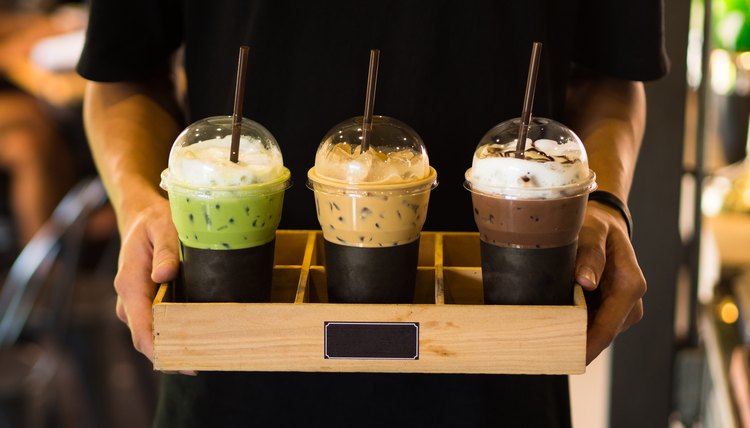 Una tienda de té de burbujas te ofrece variedades de sabores y colores en sus bebidas.