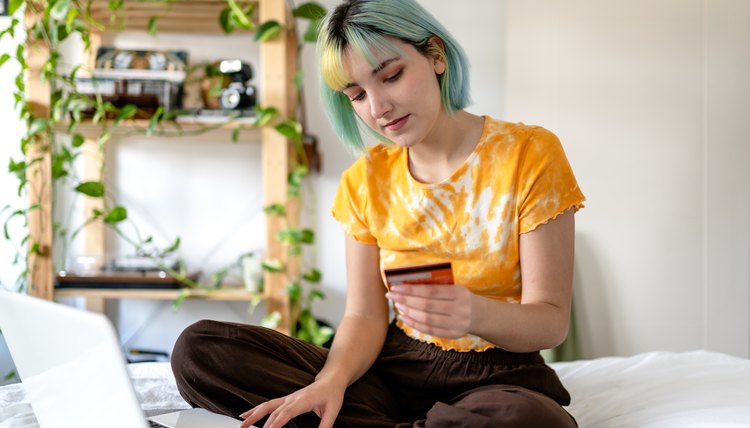 Una joven revisa su saldo en línea antes de usar su tarjeta de regalo.American Express.